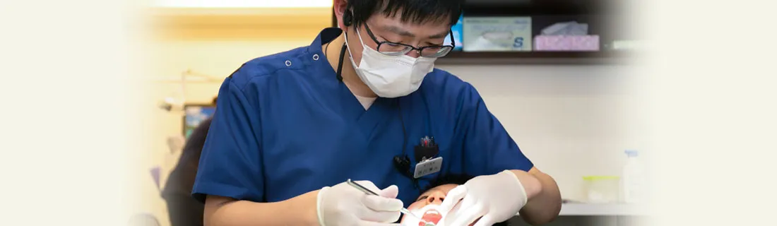 治療中の歯科医師