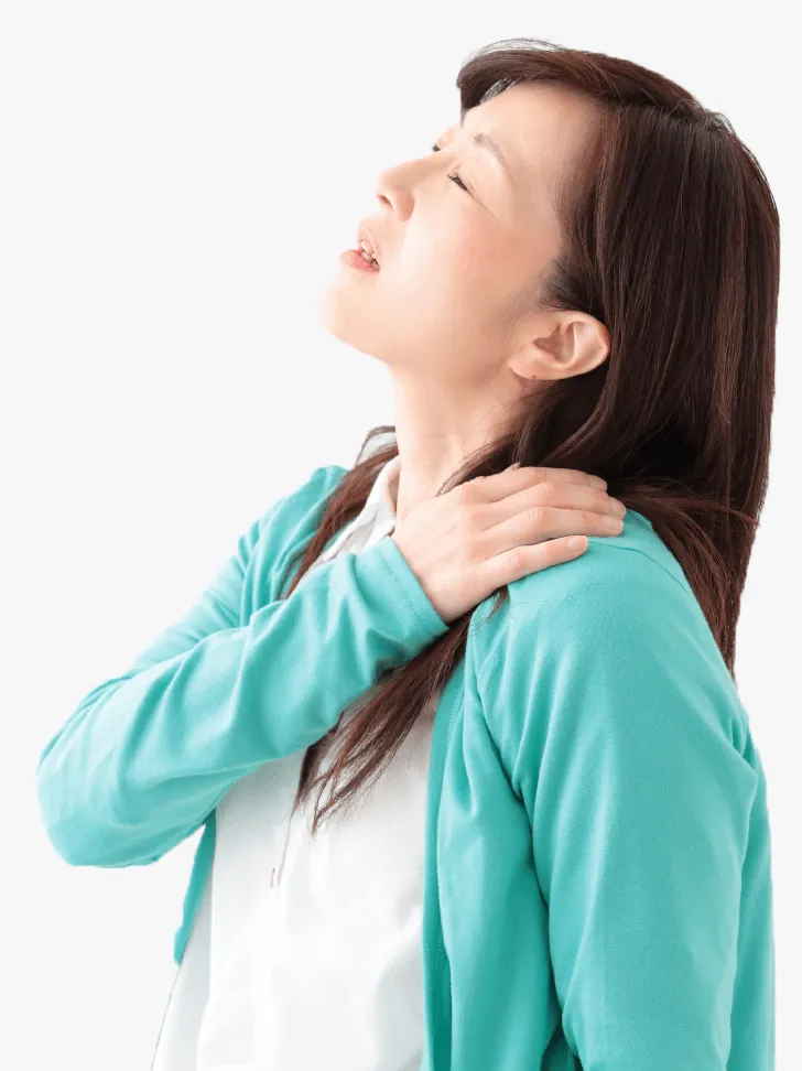 肩を痛そうにさわる女性